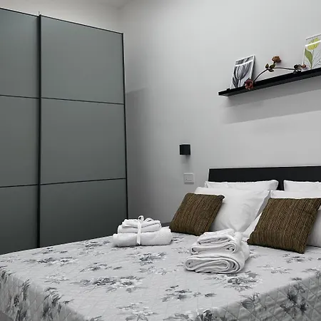 Apartment Daisy White